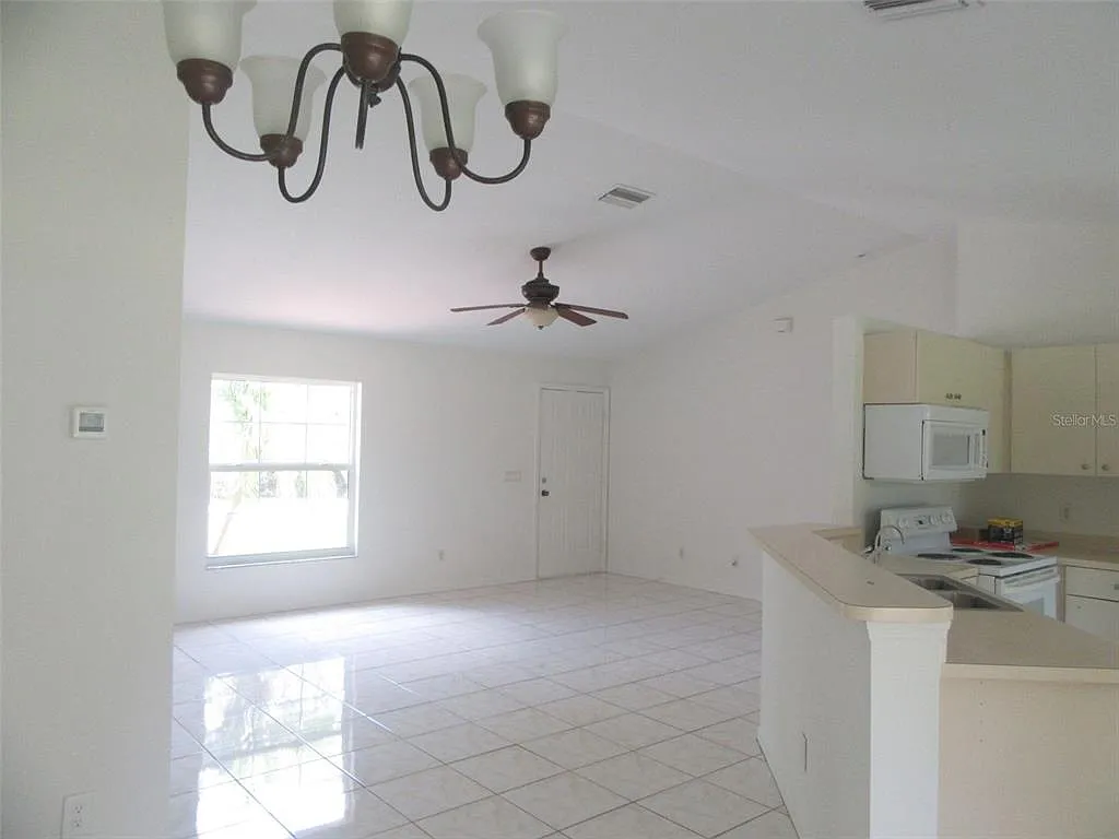 3 bed, 2.0 bath, 1224 sqft, $1,675 — Photo 2