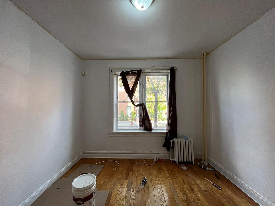 2nd image of 969 Summit Ave #1E