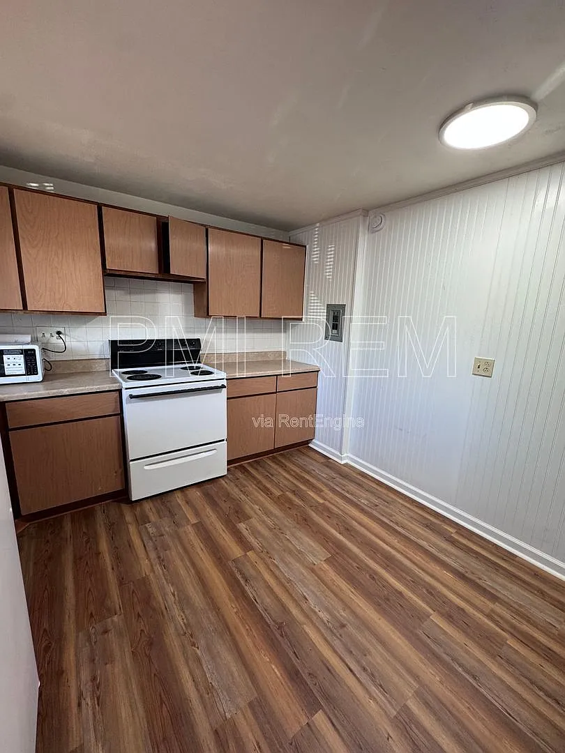Building Photo - 2323 Newton St #4