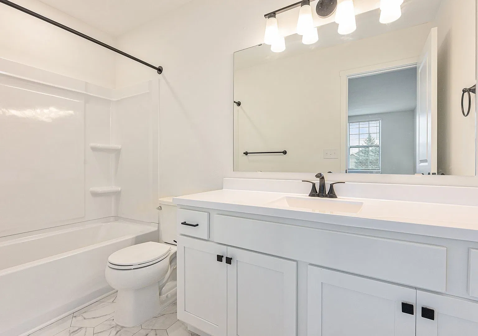1 Month FREE Rent! Applied to Your First Full Month. Terms & Conditions Apply. — Photo 4