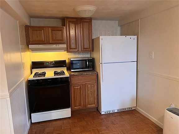 5th image of 348 Fruit Hill Ave