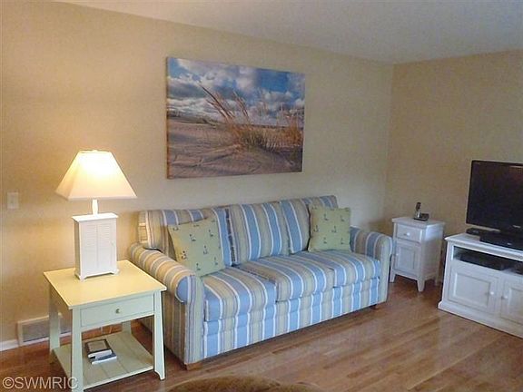 5th image of 404 N Robert St