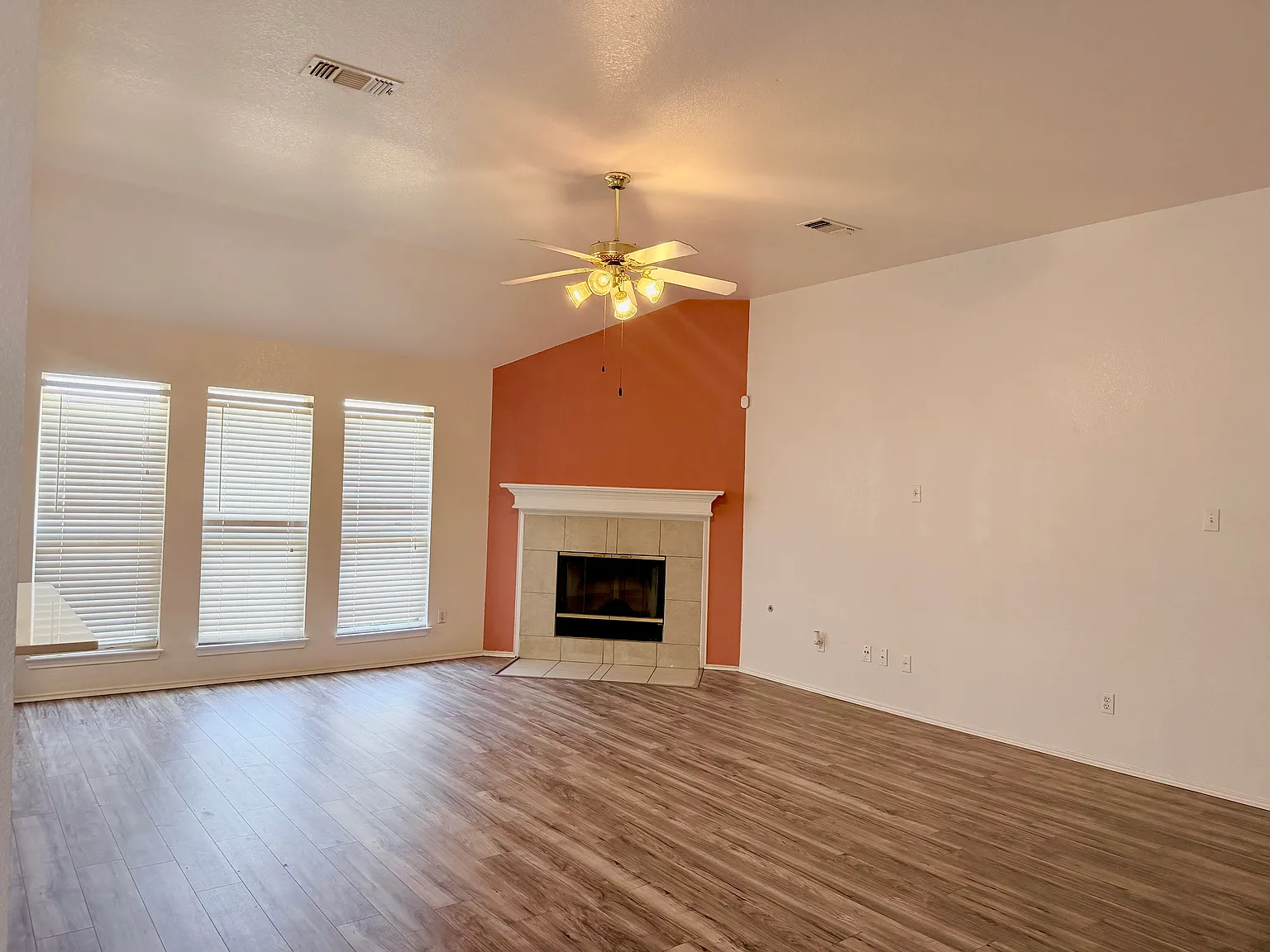 3 bed, 1801 sqft, $2,350 — Photo 3
