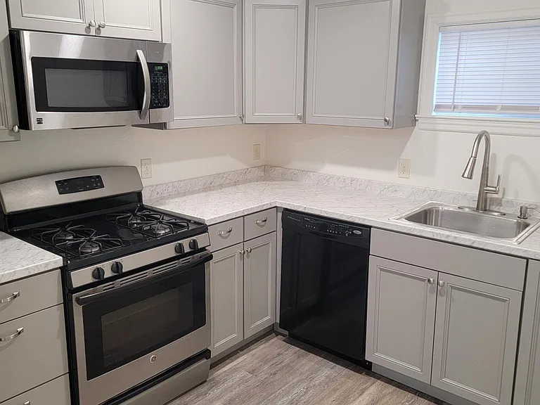 521 E Jefferson St — Photo 26