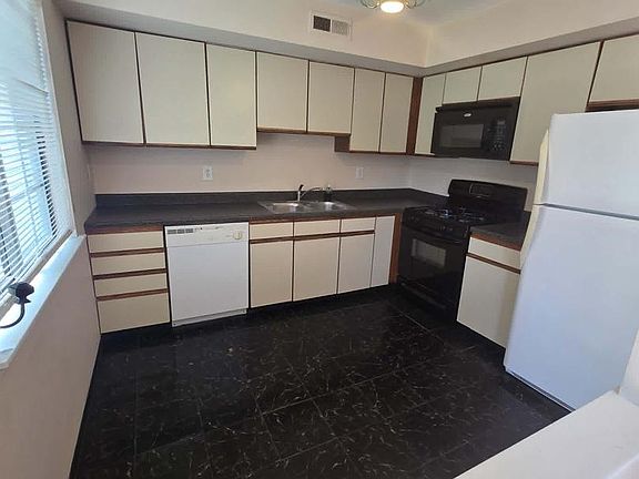 4th image of 1102 Stewart Pl