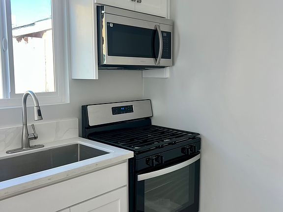 5th image of 10902 S Prairie Ave #7