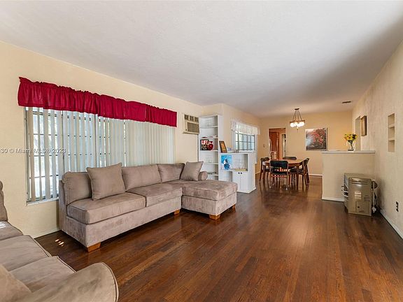 4th image of 701 NE 119th St