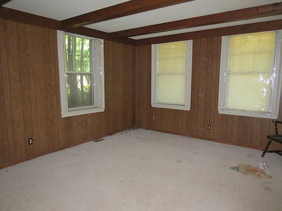 5th image of 636 N Main St