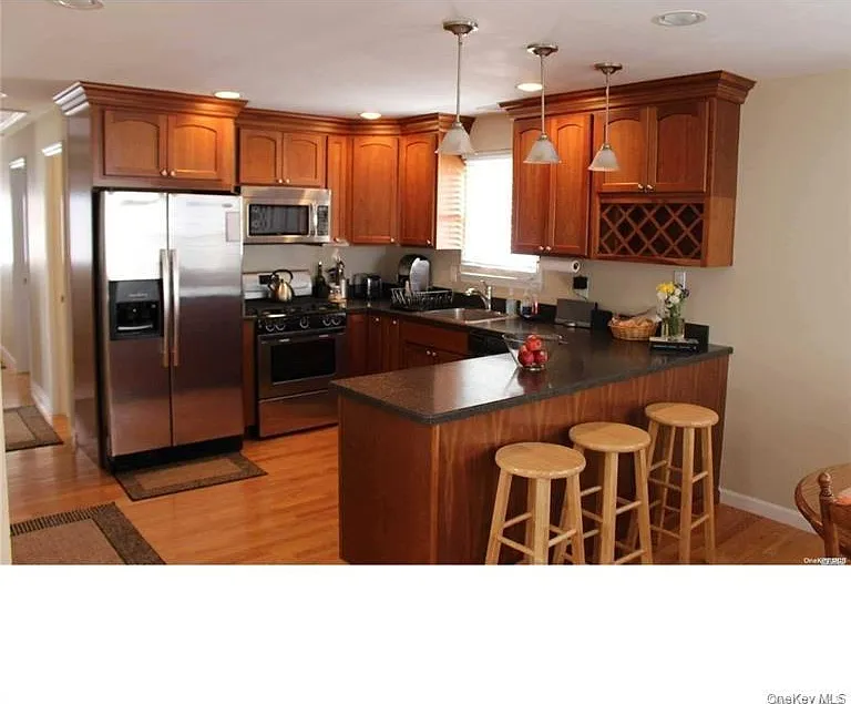 3 bed, 1.0 bath, 800 sqft, $2,800 — Photo 2