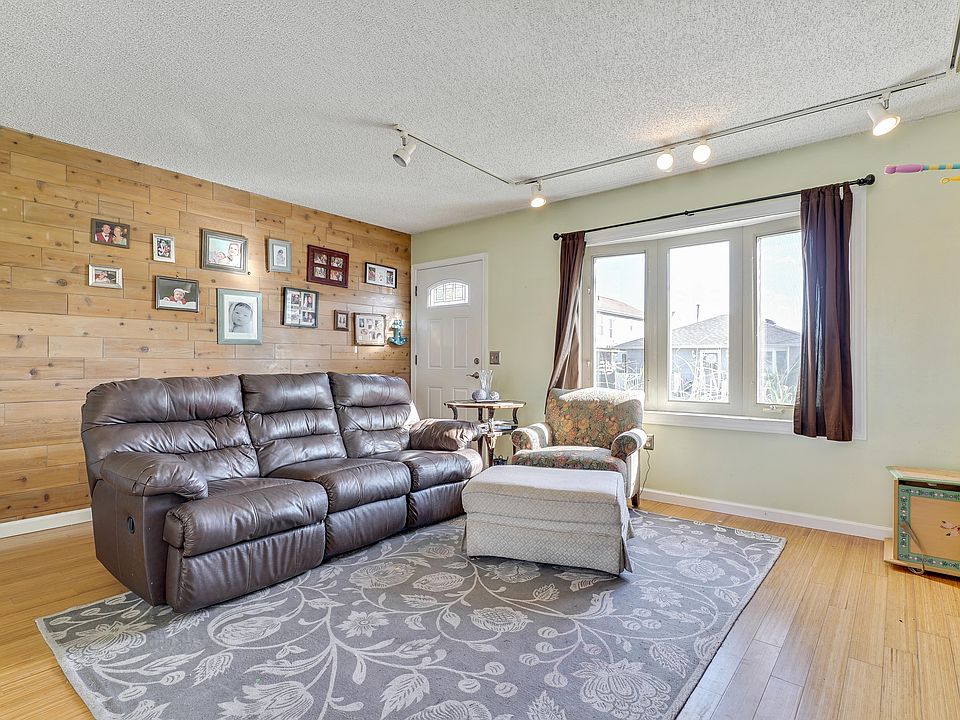 1st image of 636 Beachwood Ave