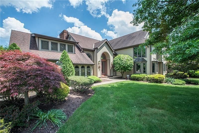 Welcome home to 111 Farmview Place!