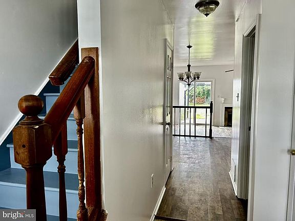 3rd image of 19 Kelston Dr