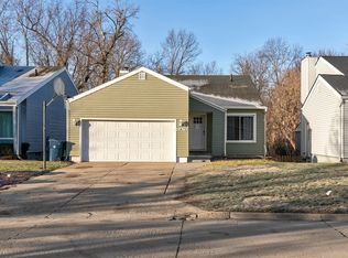 8016 N Walnut Creek Dr, Urbandale, IA 50322