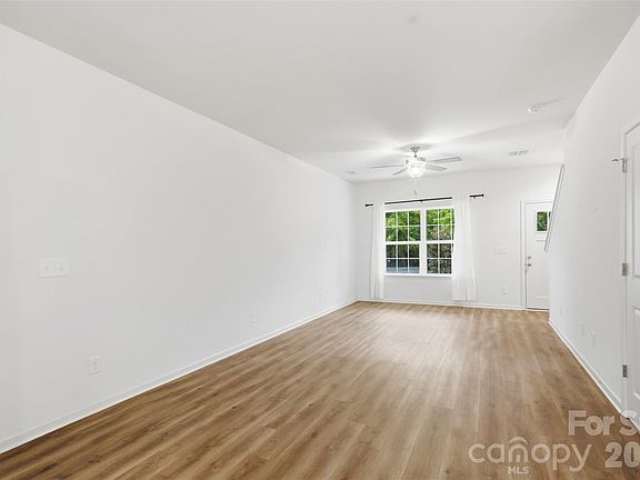 4th image of 443 Dawn Cir