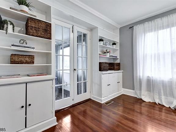 3rd image of 582 Rockview Ave