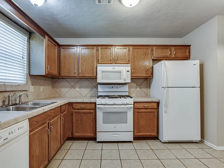 12316 SW 14th St — Photo 15