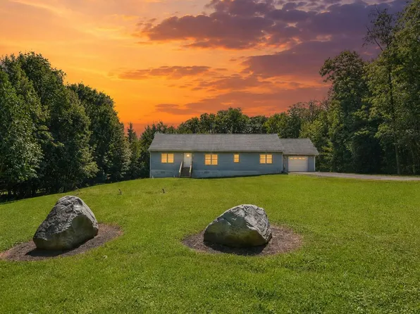 30 Salem View Dr, Waymart, PA 18472