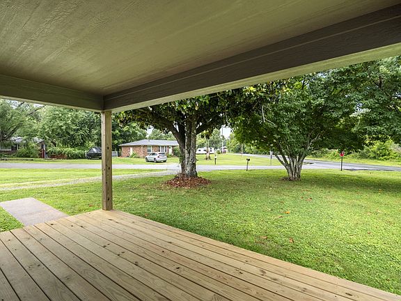 4th image of 1156 Chestnut Dr