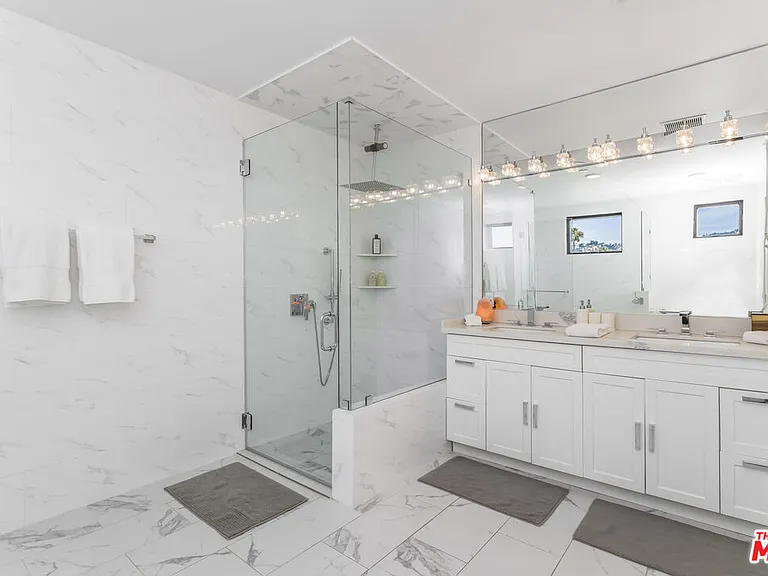 137 N Doheny Dr #4 — Photo 26