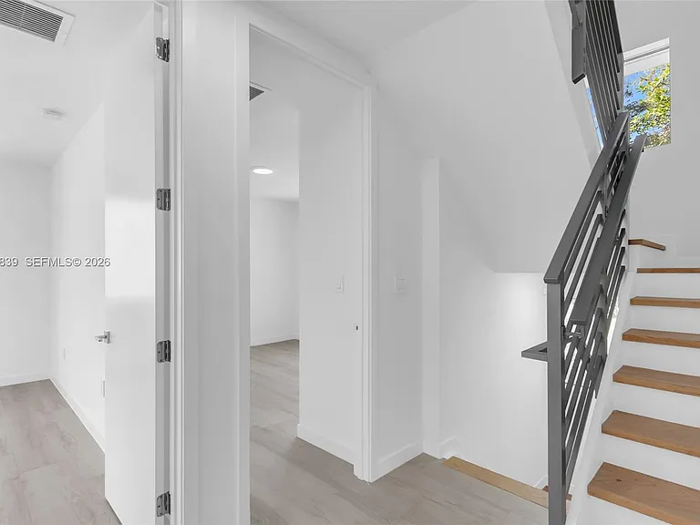 3204 Plaza St — Photo 3