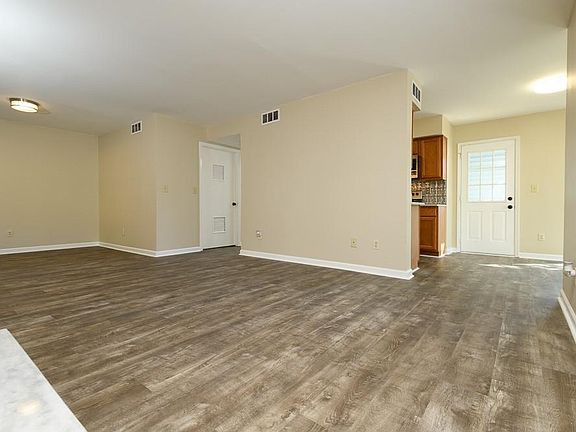3rd image of 906 Glenleaf Dr #906