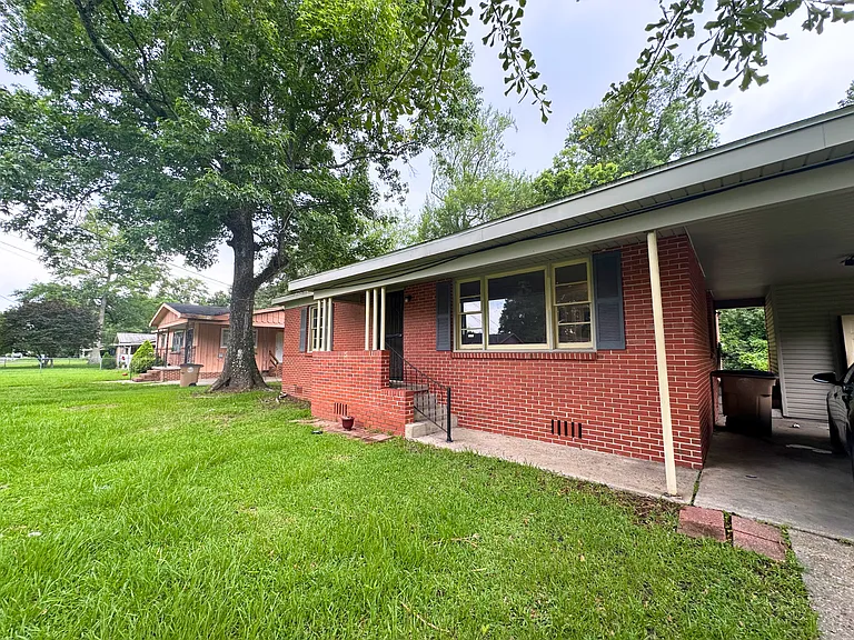 916 Delmar Dr — Photo 2