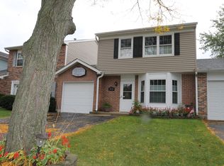 1434 Walnut Cir, Carol Stream, IL 60188