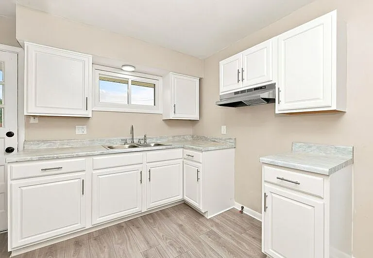 248 Canterbury Dr — Photo 7