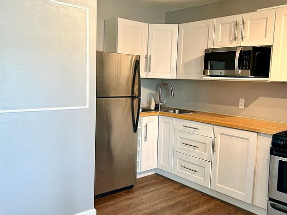 Fully equipped kitchen with updated cabinets