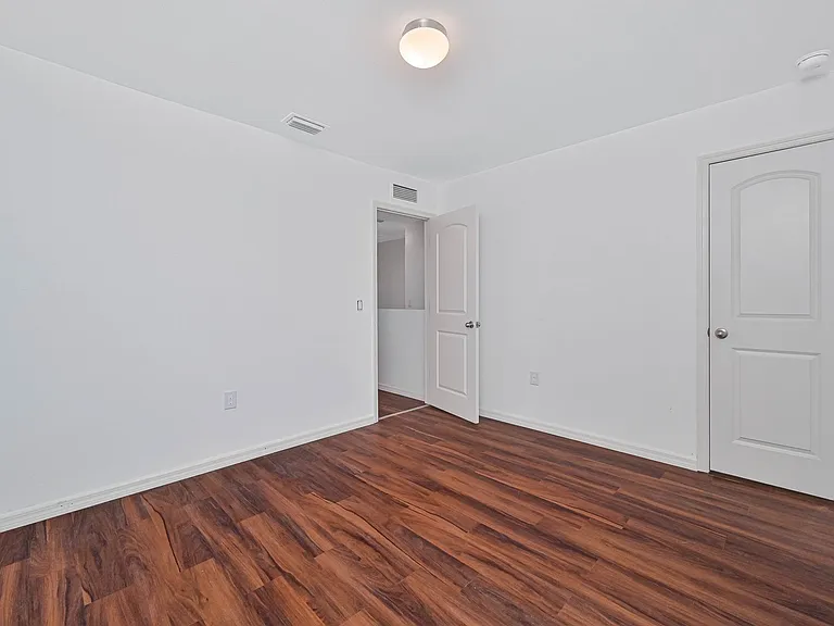 305 NW 16th Pl — Photo 10