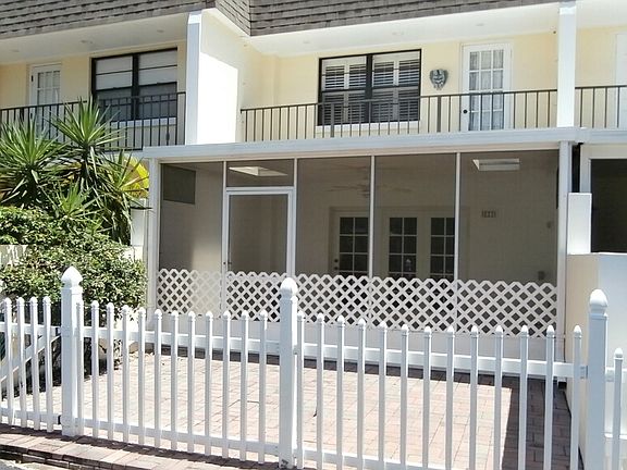 2nd image of 827 Camelia Ln