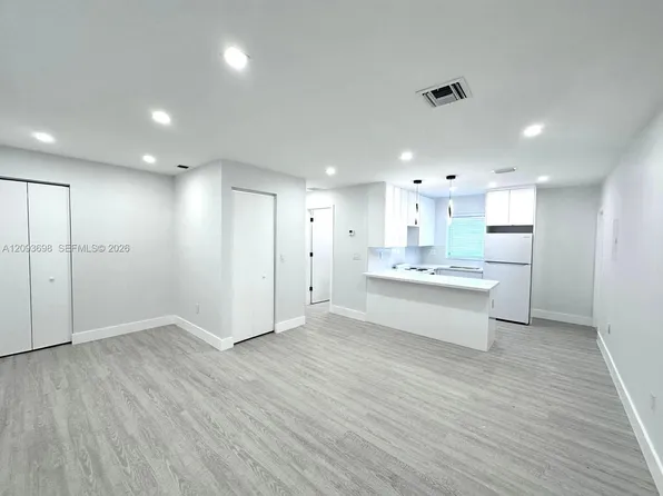 215 Zamora Ave #9, Miami, FL 33134