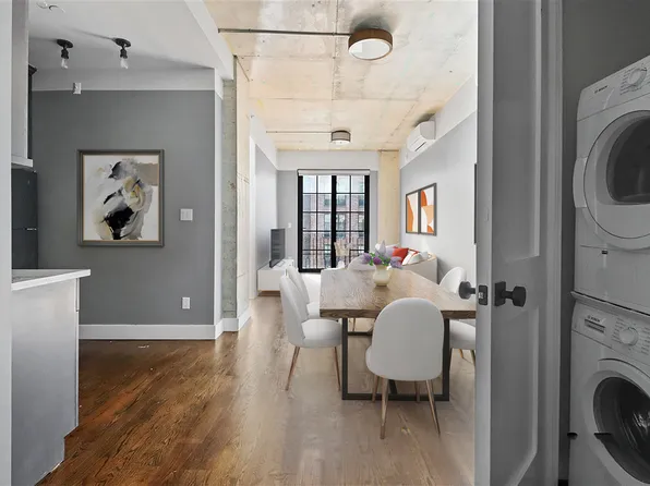 187 Kent Avenue 515 image 2 of 12