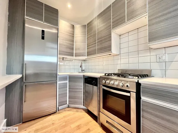 195 Greenpoint Avenue image 4 of 11