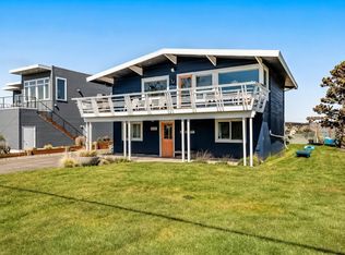 2577 Sunlight Beach Rd, Clinton, WA 98236
