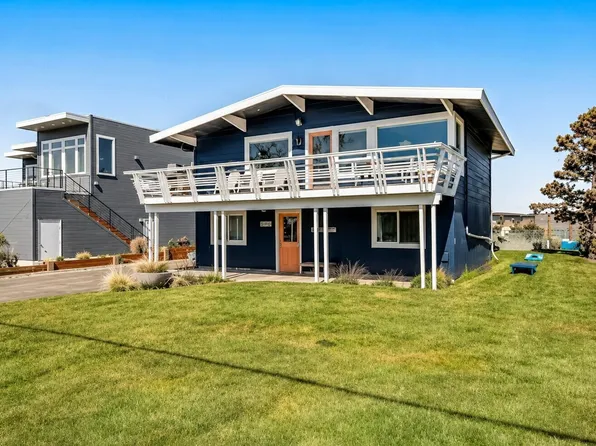 2577 Sunlight Beach Road, Clinton, WA 98236