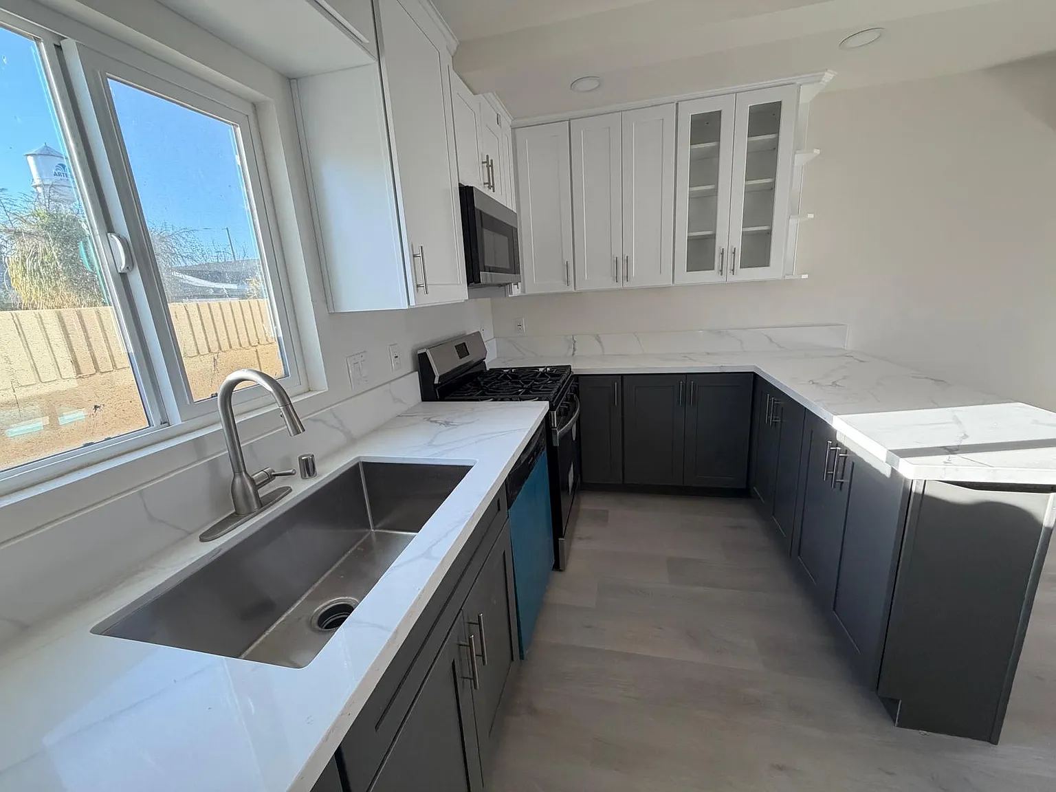 2 bed, 750 sqft, $2,999 — Photo 2