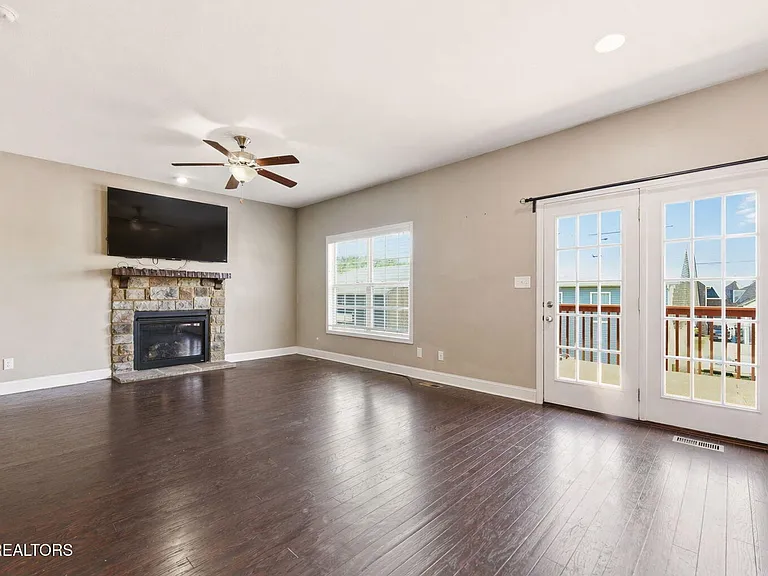 1635 Silver Spur Ln — Photo 13
