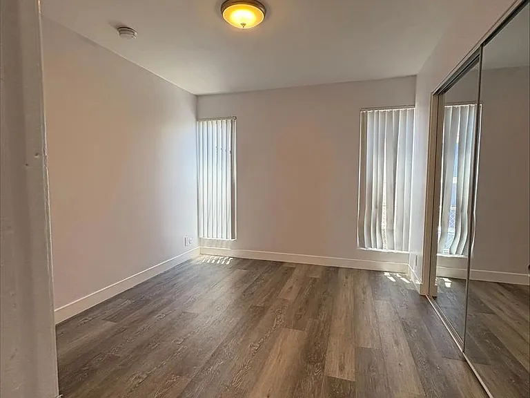 903 W 7th St #6 — Photo 8