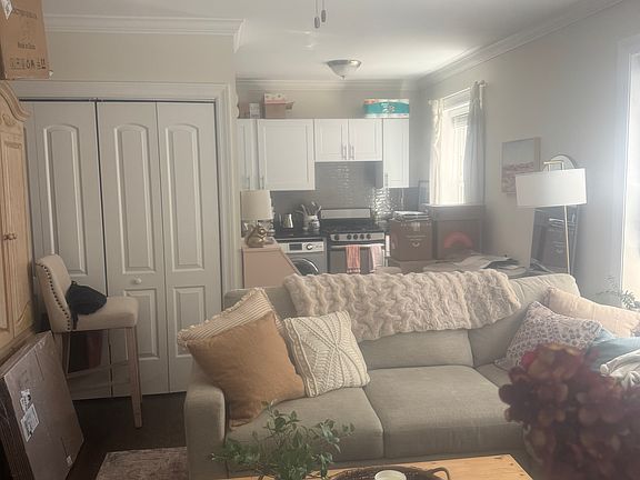 4th image of 2129 N Dayton St #3F