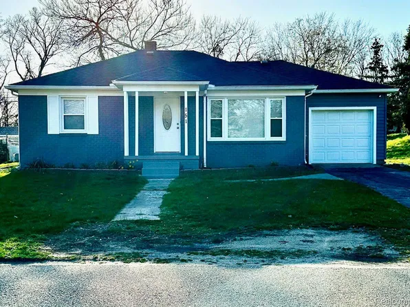 151 University Dr, Howell, MI 48843