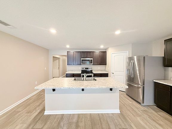 3rd image of 6401 Churchill Cir