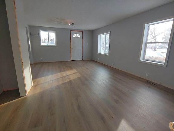 5th image of 218 Front St W