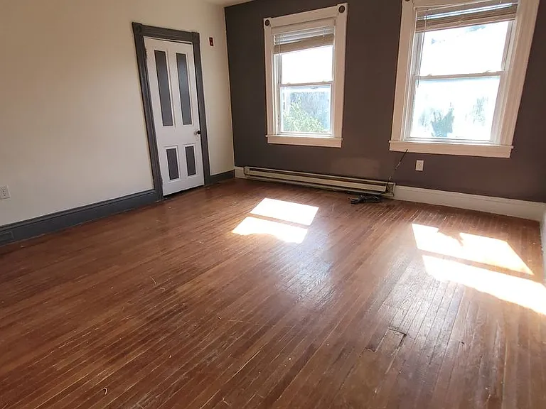 905 E King St — Photo 17