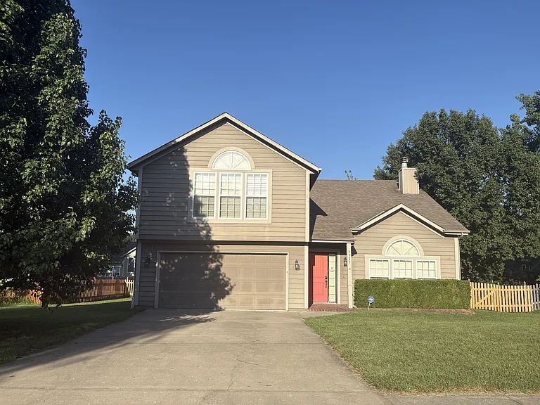 5325 NE Sunshine Dr — Photo 1