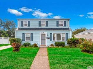 10 Park Ct, Farmingdale, NY 11735
