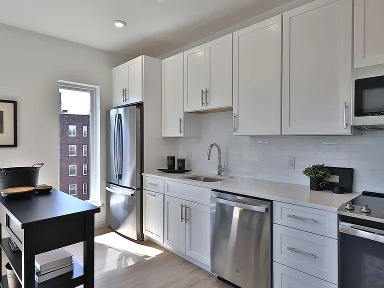 231 W Johnson Street — Photo 13