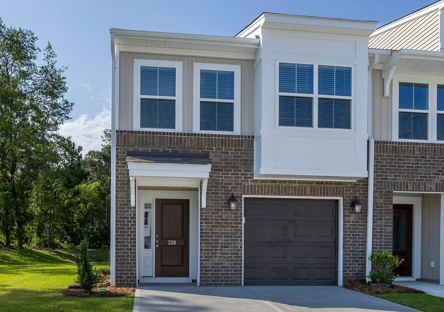 Modern 3 Bedroom In Lexington's Murray Village — Photo 1