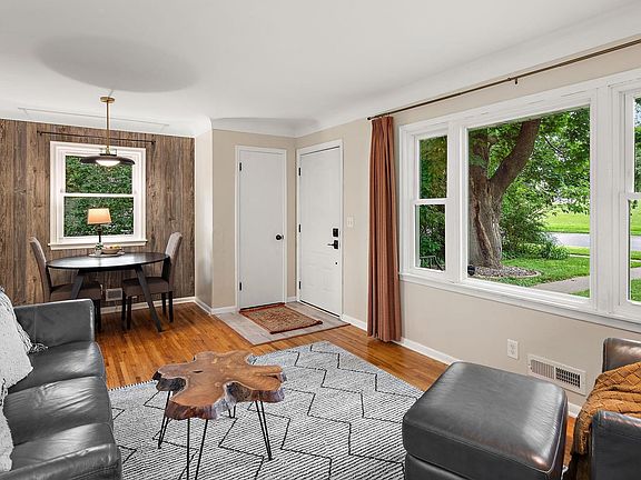 5th image of 3523 5th St NE