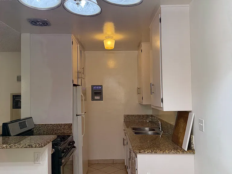 615 E Magnolia Blvd #B — Photo 3